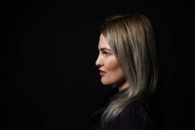 üzgün kadın silueti siyah arkaplan profili görünümünde, yana bakıyor