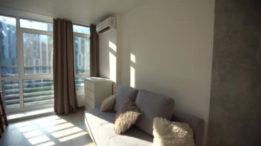 Mutfak alanı ve ahşap zemin ile modern küçük Oda.