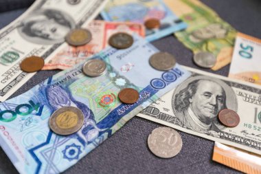 Farklı banknotlar, dolar, avro, ruble ve diğer para birimlerinin geçmişi. Ekonomik kriz kavramı ve tasarruf.