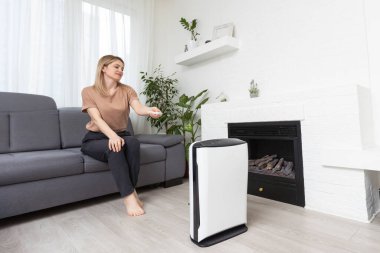 Dokunmatik panelli nemlendirici, nem göstergesi, UV lambası, hava iyonlaştırıcısı. Hava kurutma makinesi.