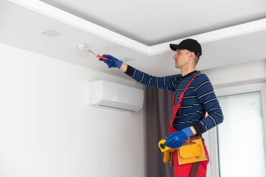 İnşaat işçisi tavan işi.