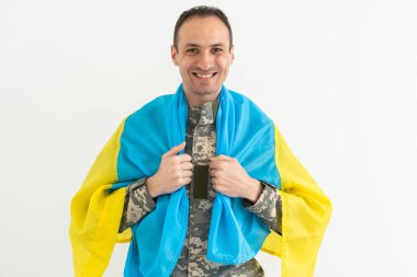 Ukraynalı asker Ukrayna bayrağını elinde tutuyor. Savaş, çatışma, Ukrayna.