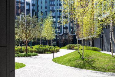 Bir apartmanın yakınındaki yeşil alanlar.