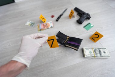 Olay yeri inceleme, yerde tabanca mermisi topluyor. Yüksek kalite fotoğraf