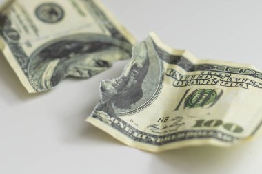 100 dolarlık banknot, beyaz bir arka planda yarı yarıya izole edilmiş. Yüksek kalite fotoğraf
