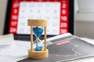 Kum saati ve takvime uyan dizüstü bilgisayar. Teslim tarihi konsepti. Yüksek kalite fotoğraf