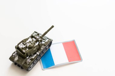 Oyuncak tankı beyaz arkaplanda izole edildi. Yüksek kalite fotoğraf