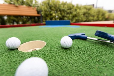 Mini golf. Kırmızı topla mini golf oynuyorum. Rekreasyon oyunu. Yüksek kalite fotoğraf