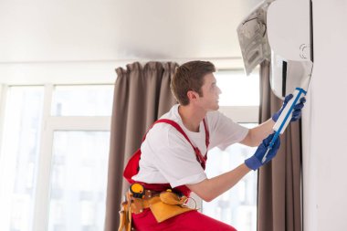 Temizlik, onarım ve bakım Klima Servisi adamdır.