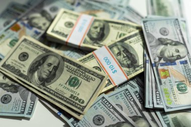 Rastgele dizilmiş büyük miktarda Amerikan parası var. Yüksek kalite fotoğraf