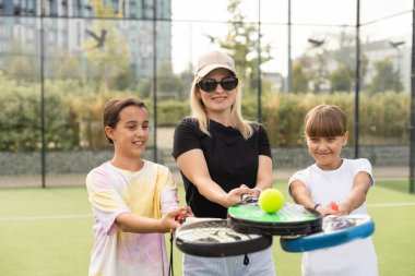 Anne ve kızları dışarıda Padel oynuyorlar. Yüksek kalite fotoğraf