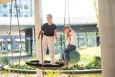 Kafkasyalı küçük kızlar dışarıda çocuk parkında eğleniyorlar. Parkta oynayan küçük kızlar. Yüksek kalite fotoğraf