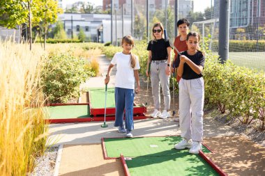  Çocuklar oyun sahasında çocuklar için suni çim etkinliği oyunu oynuyorlar. Yüksek kalite fotoğraf