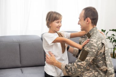 Güzel küçük kız askeri babasına sarılıyor. Yüksek kalite fotoğraf