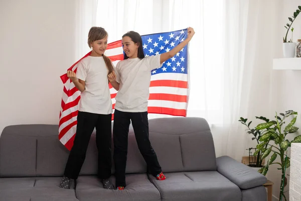 Niños Adorables Alegres Pie Bajo Bandera Americana Mirando Foto Alta —  Fotos de Stock