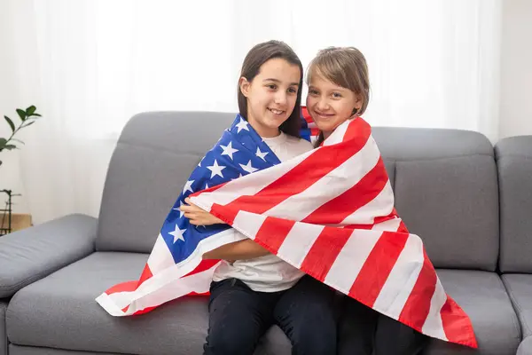 Morena Rubia Novias Adolescentes Camisetas Blancas Con Bandera Americana Amigos —  Fotos de Stock