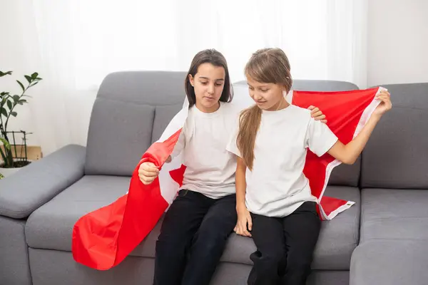 Feliz Celebración Del Día Canadá Dos Chicas Con Pelo Trenzado —  Fotos de Stock