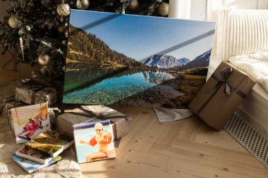 Hediye olarak noel ağacının yanındaki tuval. Yüksek kalite fotoğraf