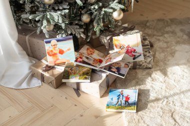 Fotoğraf basımı, Noel aile anıları. Küçük çocuk basılı Noel fotoğraflarına bakıyor. Yüksek kalite fotoğraf