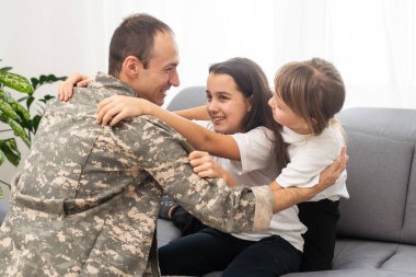 Küçük çocukları evde olan bir asker. Yüksek kalite fotoğraf