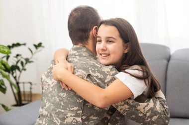 Asker babası kızına sarılıyor. Yüksek kalite fotoğraf