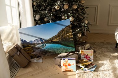 Hediye olarak noel ağacının yanındaki tuval. Yüksek kalite fotoğraf