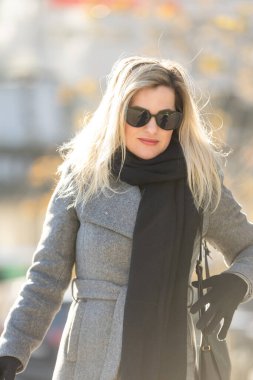 Modern iş merkezinin önünde genç ve çekici bir iş kadını. Yüksek kalite fotoğraf