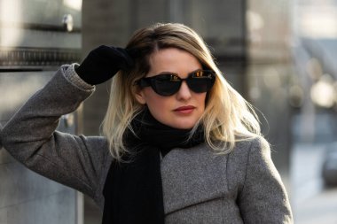 Modern iş merkezinin önünde genç ve çekici bir iş kadını. Yüksek kalite fotoğraf