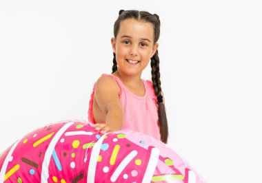 Büyük pembe kauçuk yüzüklü beyaz kız..