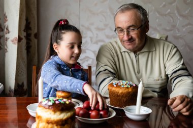 Geleneksel Ortodoks Paskalya yemeği: Paskalya ekmeği, peynirli kek Paşam, boyalı yumurta.