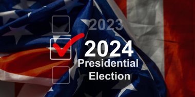Başkanlık Seçimi 2024, Amerikan Bayrağı 'nın bir kısmıyla eski bir arkaplan üzerine yazılmış küçük bir yazı tahtası üzerinde. Üst Manzara. Yüksek kalite fotoğraf
