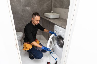 Çamaşır makinesi tamircisinin stüdyo fotoğrafı. Yüksek kalite fotoğraf