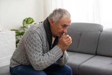 Beyaz arka planda dua eden yaşlı adam portresi. Yüksek kalite fotoğraf