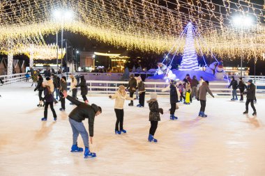 Kyiv, Ukrayna - 03.12.2023: Ukrayna Ulusal Kompleks VDNH 'nin topraklarında paten sahası. Yüksek kalite fotoğraf