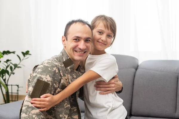 Military Dad Hugging His Daughter High Quality Photo — Stock Photo, Image