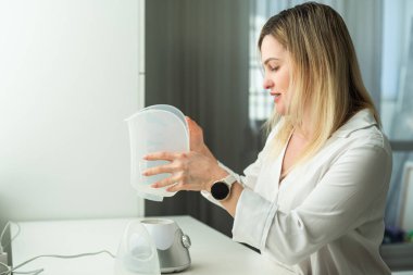 Kadın kötü bir soğuk algınlığı geçiriyor ve solunum cihazıyla terapi deniyor. Yüksek kalite fotoğraf