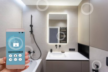 Telefon ile app akıllı ev perde Oda evde tutan eller.