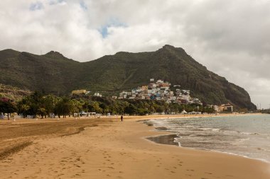 Tenerife. kadın seyahat etmek turist Beach manzaraya bakarak. Playa de las teresitas, tenerife, Kanarya Adaları, İspanya