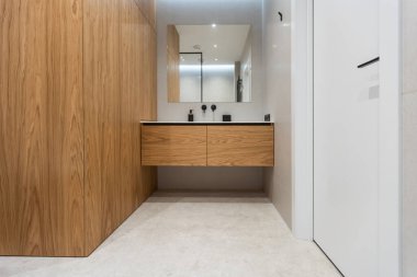 Modern, ahşap banyo, ayna, tuvalet, dolap ve lavabo..