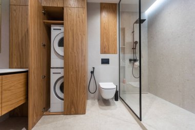 Lüks bir evde, parlak, zarif bir banyo..