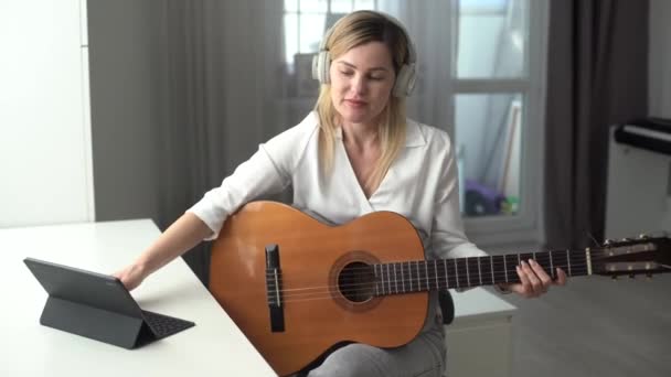 Donna Allenatore Musica Tutor Suonare Chitarra Hanno Lezione Video Online — Video Stock