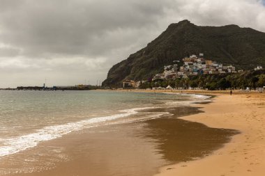 Santa Cruz de Tenerife yakınlarındaki Teresitas sahilinde Kanarya Adaları, İspanya