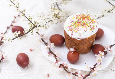 Bahar çiçekli renkli Paskalya yumurtaları. Renkli yumurta tatili sınırı. Paskalya pastası.