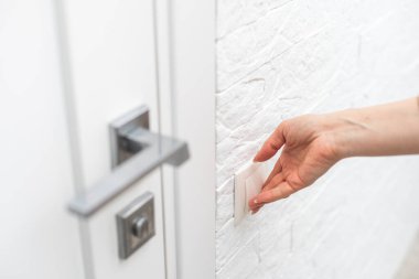 Kadınların eli modern bir kapı açar. Yüksek kalite fotoğraf