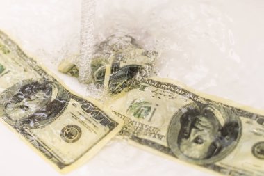 Kirli bir Amerikan yüz dolarlık banknot temizlik. kara borsada para. Erkekler lavabo su jetleri yakınındaki elinde 100 dolarlık banknotlar.
