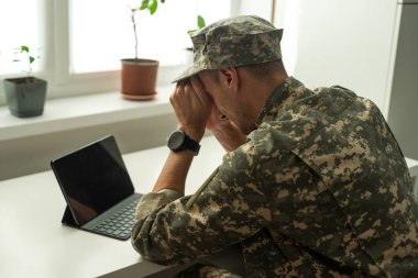 Askerler, bizim gururumuz. Karanlık arka planda tüfeği olan özel kuvvetler askeri. Tüfekli modern asker. Yüksek kalite fotoğraf