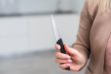 Mutfakta bıçakla yemek pişiren bir kadın. Yüksek kalite fotoğraf