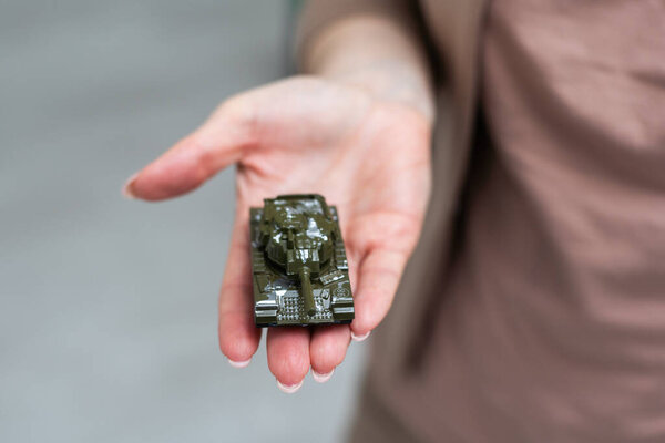 зеленый танк модели в руке. Высокое качество фото