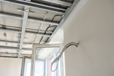 Tavanın metal iskeleti, ses yalıtımı, bir apartman dairesinin tamiri sırasında. Yüksek kalite fotoğraf
