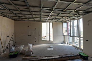 İnşaat odasının altında ya da içinde boş alan olan bir ev. İç mekan. Eski mobilyasız oda kiralama, yaşam alanı birimleri. Yaşam tarzı. Yenileme. Yüksek kalite fotoğraf